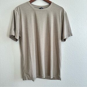 Vuori men’s tee size large